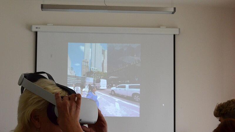 Virtuell durch New York spazieren: Auch moderne Medien wie eine VR-Brille kennenzulernen, gehört zum Programm der Seniorenarbeit in Rödental. Seniorenbüro und Awo-Treff haben viel zu bieten.