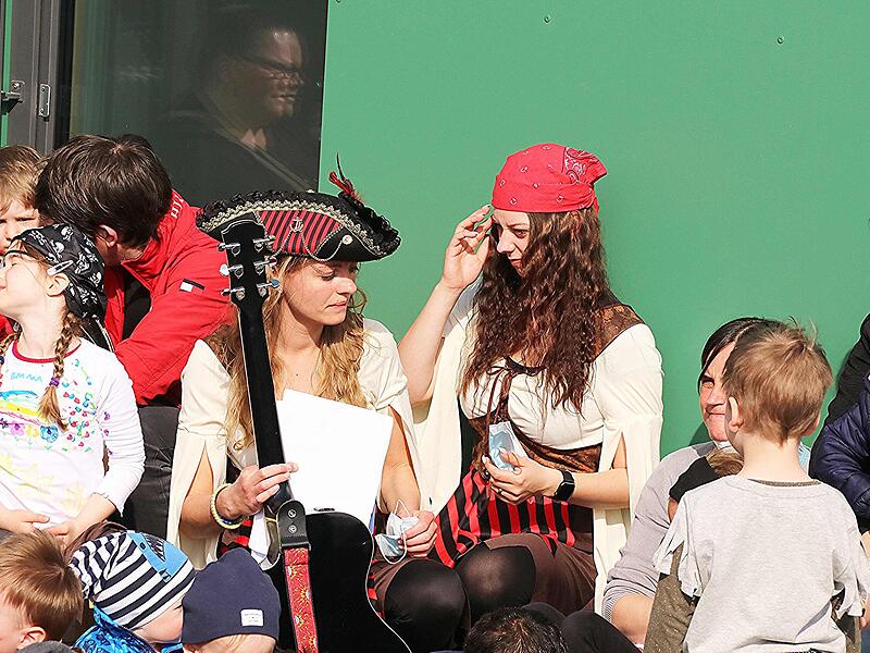 Zwei hübsche Piratendamen waren unter den Kindern.
