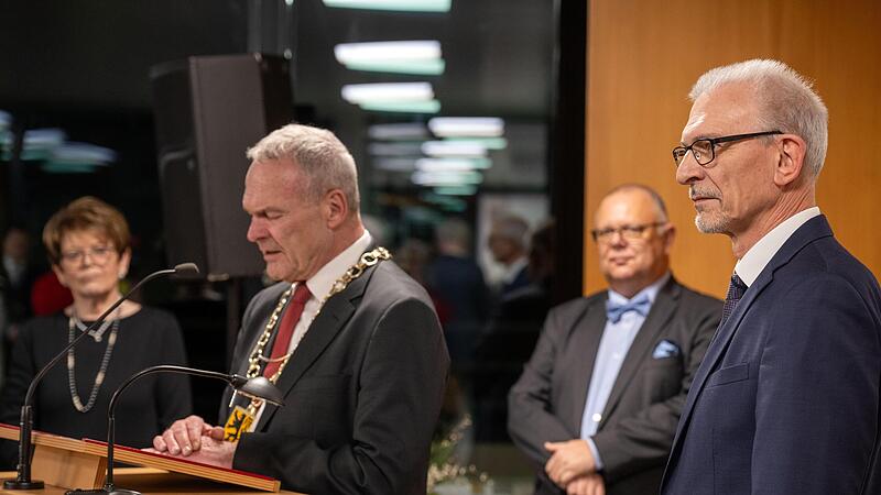 Jürgen Engelhardt (rechts) wurde beim Stehempfang der Stadt Neustadt mit der Goldenen Stadtmedaille geehrt. Jürgen Engelhardt (rechts) wurde beim Stehempfang der Stadt Neustadt mit der Goldenen Stadtmedaille geehrt.
