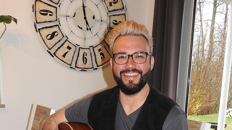 Singer-Songwriter Matze Brietz gibt ganz unkompliziert am heimischen Esstisch eine Kostprobe seines Könnens.