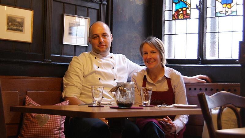 Christian und Stefanie Hippler in ihrem Restaurant Schuberts Wein und Wirtschaft in Bad Kissingen.