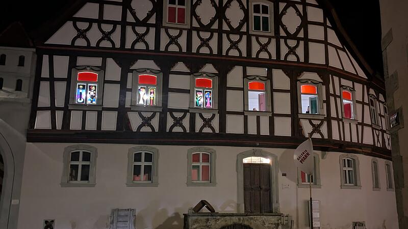 Eine kleine Vorschau der Kunstwerke, die die Fenster des Heimatspielhauses zieren werden.