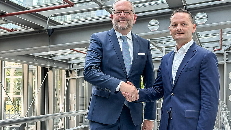 Handreichung zwischen der VR Bank Oberfranken Mitte und der Raiffeisenbank Thurnauer Land: Die Vorst&auml;nde bereiten gerade die Fusion vor.