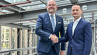 Handreichung zwischen der VR Bank Oberfranken Mitte und der Raiffeisenbank Thurnauer Land: Die Vorstände bereiten gerade die Fusion vor.