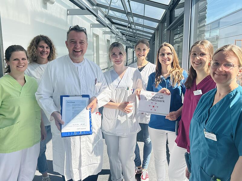 Chefarzt J&uuml;rgen Gschossmann freut sich mit der Assistenz&auml;rztin Kathrin Fischer (r.) und der Physiotherapeutin Monika Rupp (3.&nbsp;v.&nbsp;r.) sowie dem gesamten Schlaganfall-Team im Klinikum Forchheim &uuml;ber die Zertifizierung.