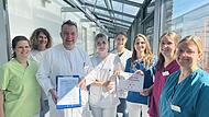 Chefarzt J&uuml;rgen Gschossmann freut sich mit der Assistenz&auml;rztin Kathrin Fischer (r.) und der Physiotherapeutin Monika Rupp (3.&nbsp;v.&nbsp;r.) sowie dem gesamten Schlaganfall-Team im Klinikum Forchheim &uuml;ber die Zertifizierung.