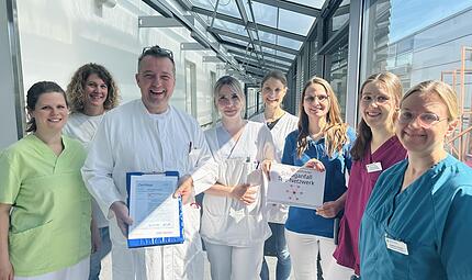 Chefarzt J&uuml;rgen Gschossmann freut sich mit der Assistenz&auml;rztin Kathrin Fischer (r.) und der Physiotherapeutin Monika Rupp (3.&nbsp;v.&nbsp;r.) sowie dem gesamten Schlaganfall-Team im Klinikum Forchheim &uuml;ber die Zertifizierung.
