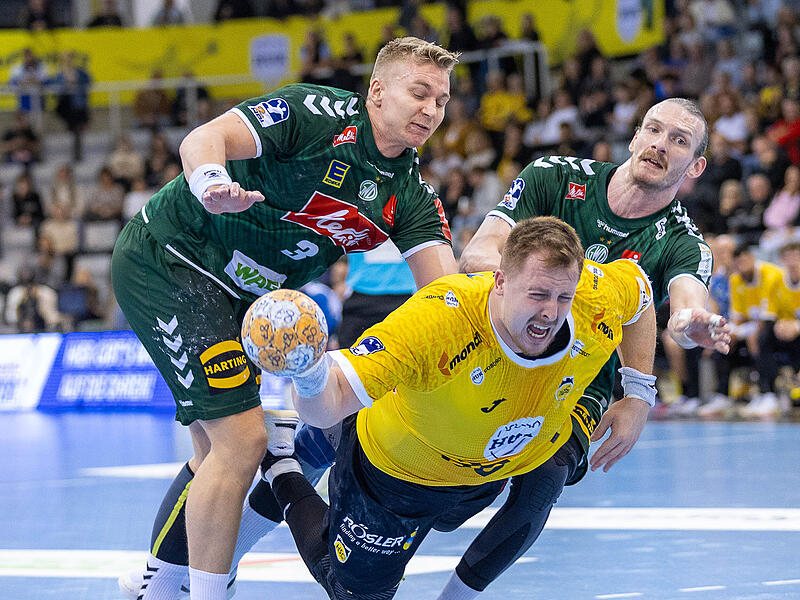 Nils R&ouml;ller geht zu Boden: Ein Sinnbild f&uuml;r den HSC-Auftritt gegen Minden.
