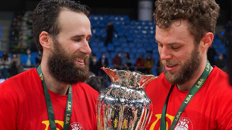 Da ist das Ding: Der ehemalige Bamberger Publikumsliebling Nicolo Melli (rechts) und Teamkollege Gigi Datome bestaunen die &bdquo;Coppa Italia&ldquo;.