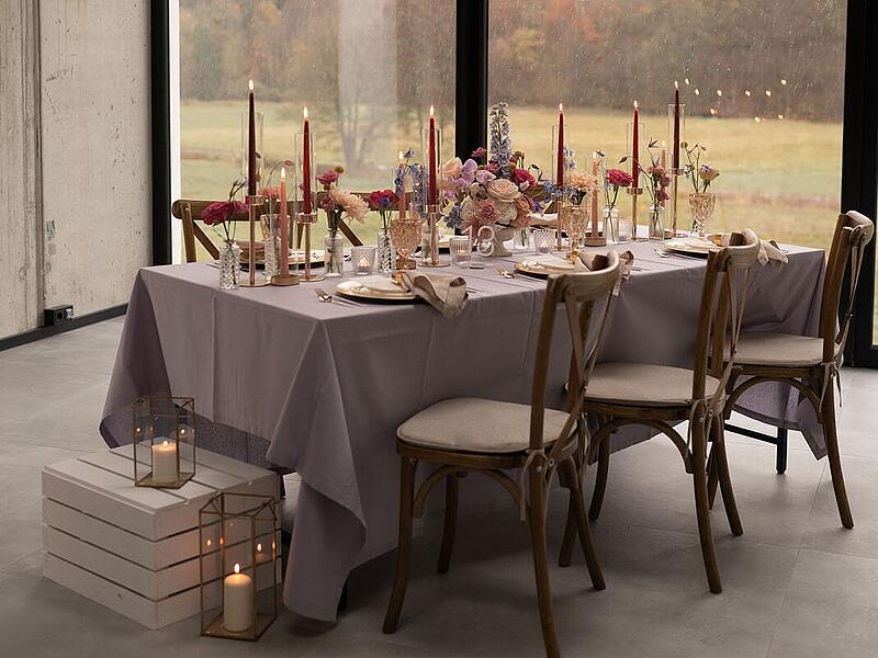 Ein farbenfroheres Design einer Hochzeit.