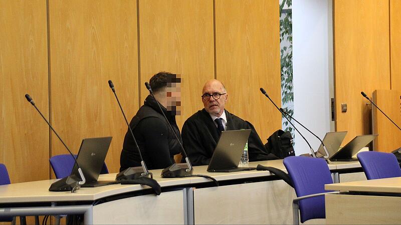 Der Angeklagte mit seinem Verteidiger im Landgericht Coburg. Der Angeklagte mit seinem Verteidiger im Landgericht Coburg.