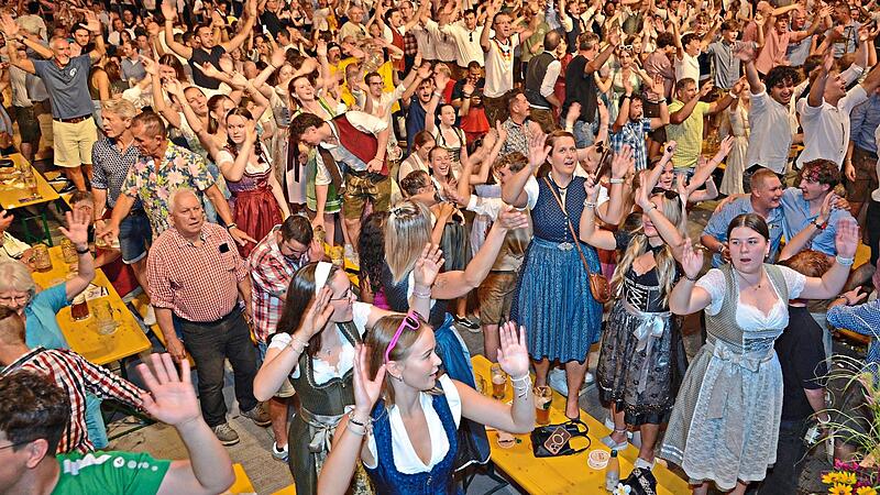 Spitzenstimmung im Stadel. Klaus Rössner Spitzenstimmung im Stadel. Klaus Rössner