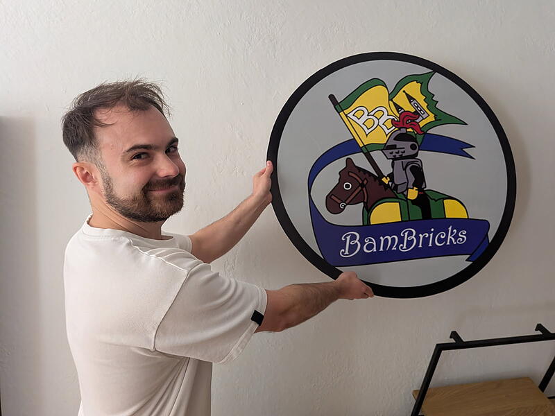 Christian Zielonka, Inhaber des ersten Lego-Vintage-Ladens in Bamberg macht mit dem Bambricks-Logo Lust auf Lego.