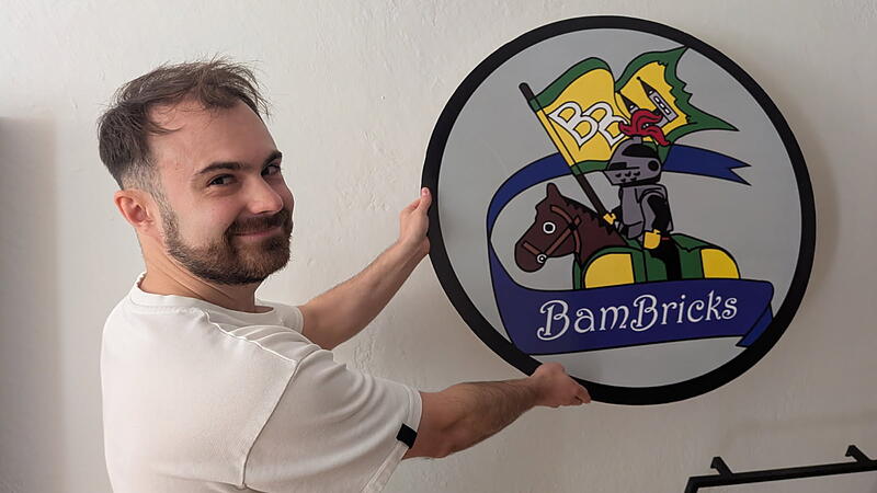 Christian Zielonka, Inhaber des ersten Lego-Vintage-Ladens in Bamberg macht mit dem Bambricks-Logo Lust auf Lego.