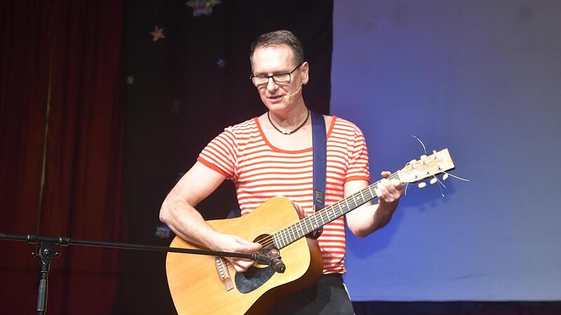 Roland Kühnlein gab sein Debüt als Gitarrenspieler und Sänger auf der Bühne.