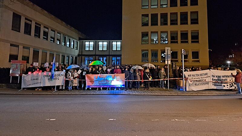 Laut Polizeischätzungen kamen über 50 Menschen zur Demonstration.Demonstration gegen umstrittenen Impf-Film Laut Polizeischätzungen kamen über 50 Menschen zur Demonstration.