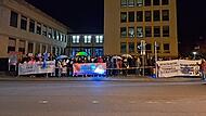 Laut Polizeischätzungen kamen an die 150 Menschen zur Demonstration.Demonstration gegen umstrittenen Impf-Film Laut Polizeischätzungen kamen über 50 Menschen zur Demonstration.