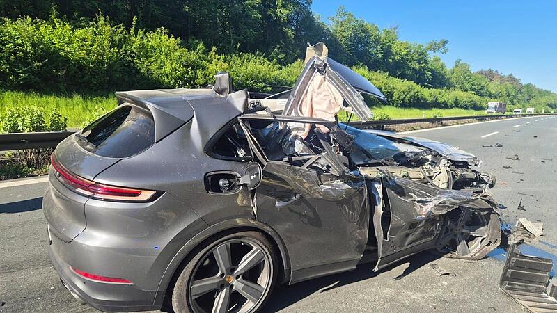 Wie durch ein Wunder konnte der Fahrer dieses Porsche Cayenne nach dem Unfall selbstst&auml;ndig aus seinem Wagen aussteigen und wurde nur leicht verletzt.