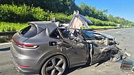 Wie durch ein Wunder konnte der Fahrer dieses Porsche Cayenne nach dem Unfall selbstständig aus seinem Wagen aussteigen und wurde nur leicht verletzt.