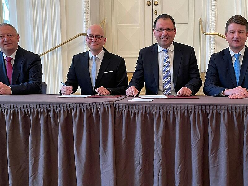 Bad Kissingens Oberbürgermeister Dirk Vogel (Zweiter von links) und Finanzstaatssekretär Martin Schöffel (rechts daneben) unterzeichnen den neuen Konsortialvertrag für die Staatsbad GmbH. Die Stadt wird ab 2026 alleinige Gesellschafterin des Unternehmens. Landrat Thomas Bold (links) und Innenstaatssekretär Sandro Kirchner begleiten den Schritt. Bad Kissingens Oberbürgermeister Dirk Vogel (Zweiter von links) und Finanzstaatssekretär Martin Schöffel (rechts daneben) unterzeichnen den neuen Konsortialvertrag für die Staatsbad GmbH. Die Stadt wird ab 2026 alleinige Gesellschafterin des Unternehmens. Landrat Thomas Bold (links) und Innenstaatssekretär Sandro Kirchner begleiten den Schritt.