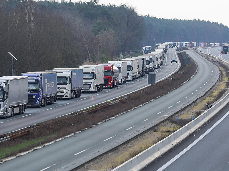 Eine Schlange von LKWs: So staute sich die rechte Spur auf der A3