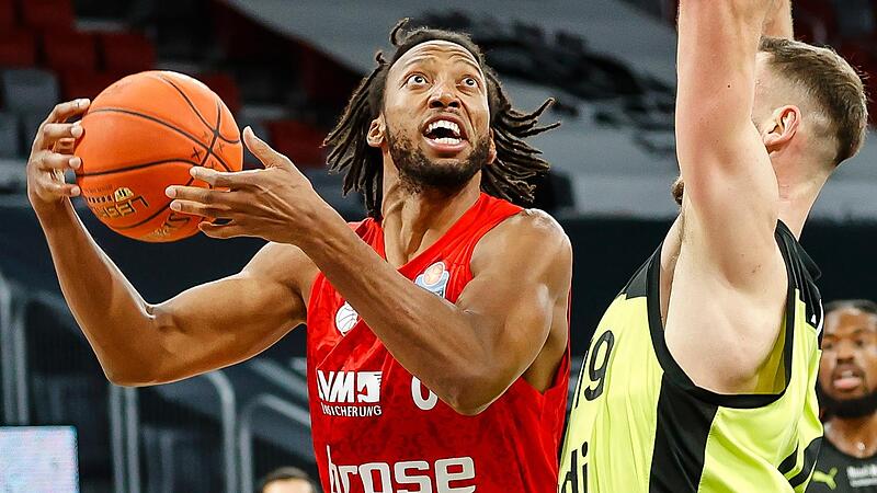 Bambergs Neuzugang Akil Mitchell (links) kommt gegen den effizienten Litauer im Medi-Trikot, Martynas Sajus, zum Wurf. Der Brose-Center feierte mit sechs Punkten, zehn Rebounds und f&uuml;nf Assists bei vier Ballverlusten ein gutes Deb&uuml;t.