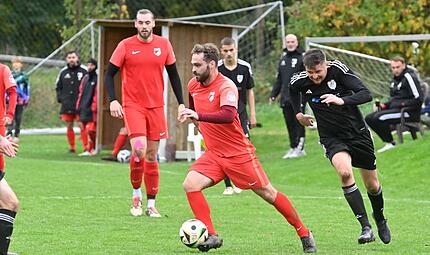 Tim Rebhan (am Ball) will mit seiner TSSV F&uuml;rth am Berg noch die Klasse in der Kreisliga Coburg halten.