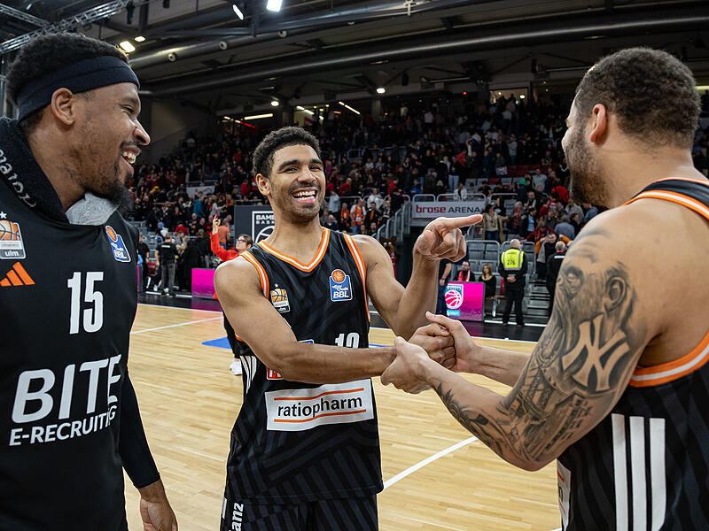 Die drei US-Amerikaner Mark Smith (Mitte), Justin Simon (links) und Chris Ledlum konnten ihr Gl&uuml;ck kurz nach Weihnachten nach dem 106:83-Ausw&auml;rtssieg in der Brose-Arena kaum fassen.