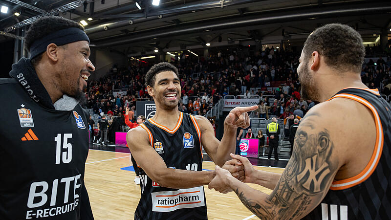 Die drei US-Amerikaner Mark Smith (Mitte), Justin Simon (links) und Chris Ledlum konnten ihr Gl&uuml;ck kurz nach Weihnachten nach dem 106:83-Ausw&auml;rtssieg in der Brose-Arena kaum fassen.