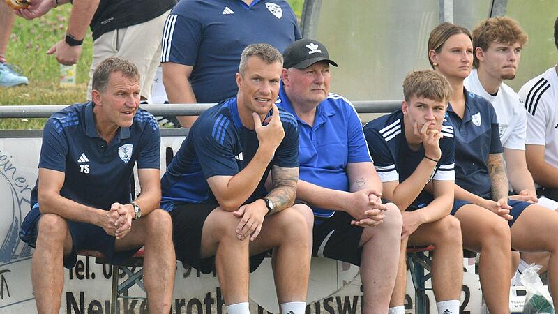 Pascal Zeiss (2. v. l.) wei&szlig; genau, was am Wochenende auf seinen TSV M&ouml;nchr&ouml;den II zukommt.