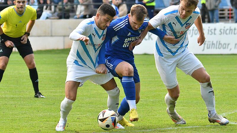 Der M&ouml;nchr&ouml;dener Adrian Brehm (blau) behauptet sich hier im Kampf um den Ball gegen die Dampfacher Lois Jilke (links) und Luca Zei&szlig;. In der kommenden Saison l&auml;uft er f&uuml;r den TSV Meeder auf.