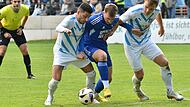 Der Mönchrödener Adrian Brehm (blau) behauptet sich hier im Kampf um den Ball gegen die Dampfacher Lois Jilke (links) und Luca Zeiß. In der kommenden Saison läuft er für den TSV Meeder auf.