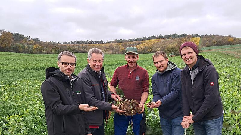 Ein engagiertes Team mit dem Ziel Gew&auml;sser- und Bodenschutz auf den Feldern der Region zu st&auml;rken (von links): Vom AELF Felix Grosch und Rainer Schubert, Demobetriebsleiter Senior Gerhard Fella, Julian Megner und Wasserberater Peter Reitz (beide A...