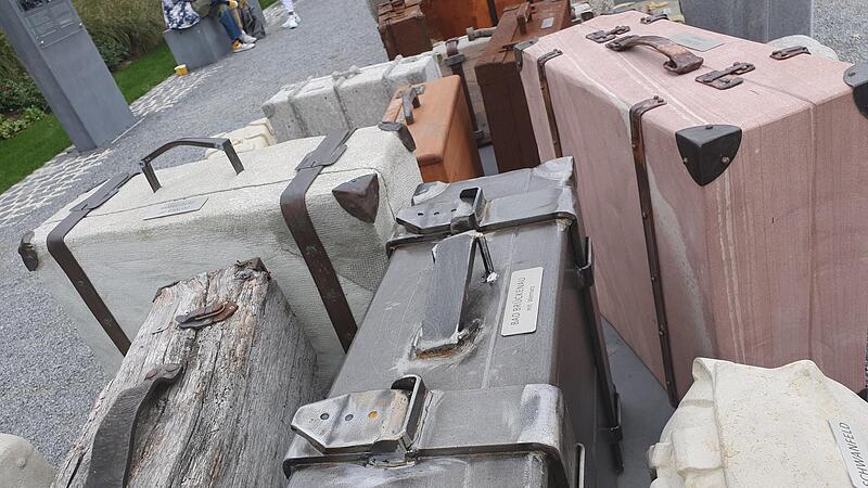 Ein Koffer zur Erinnerung an die Verschleppung und Ermordung der Bad Brückenauer Juden steht am „DenkOrt Deportationen “ am Würzburger Hauptbahnhof. Auch Geroda will sich am„DenkOrt“ mit einem Gepäckstück beteiligen. Ein Koffer zur Erinnerung an die Verschleppung und Ermordung der Bad Brückenauer Juden steht am „DenkOrt Deportationen “ am Würzburger Hauptbahnhof. Auch Geroda will sich am„DenkOrt“ mit einem Gepäckstück beteiligen.