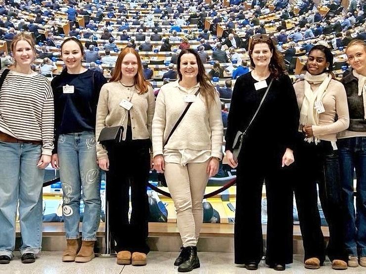 Nachhaltige Eindrücke sammelten vier Schüler des Gymnasiums Burgkunstadt zusammen mit Lehrerin Annika Keyser sowie einigen Schülerinnen aus Norwegen bei der Erasmusfahrt in Brüssel – hier im Europaparlament. Nachhaltige Eindrücke sammelten vier Schüler des Gymnasiums Burgkunstadt zusammen mit Lehrerin Annika Keyser sowie einigen Schülerinnen aus Norwegen bei der Erasmusfahrt in Brüssel – hier im Europaparlament.