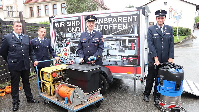 Martin Höfs, Pascal Wöhner, Kreisbrandinspektor Stefan Zapf und Kreisbrandmeister Florian Gräbner (von links) mit einem Teil der Gerätschaften, die im Anhänger „Hochwasser“ verstaut sind.