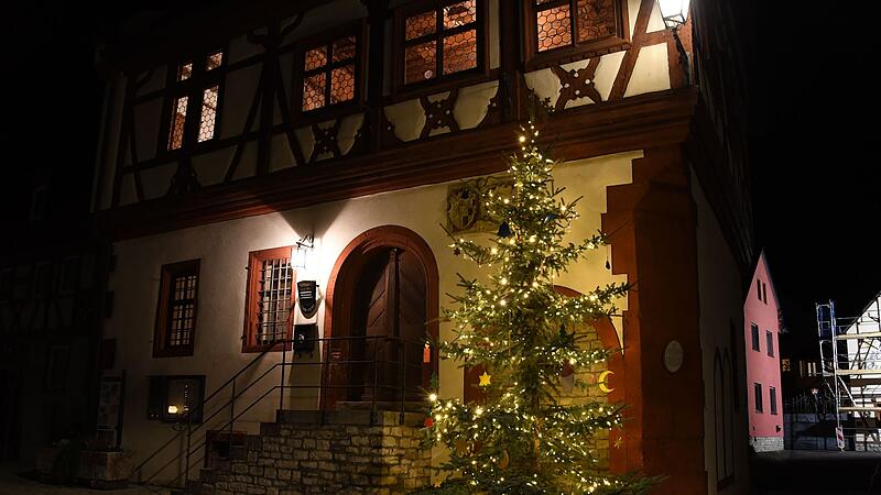 Vor dem Segnitzer Rathaus ein Christbaum. Er stammt wie in den Vorjahren aus dem Garten von Christa H&auml;u&szlig;ler, daf&uuml;r bedankte sich B&uuml;rgermeister Matterne im Rahmen der Gemeinderatssitzung.