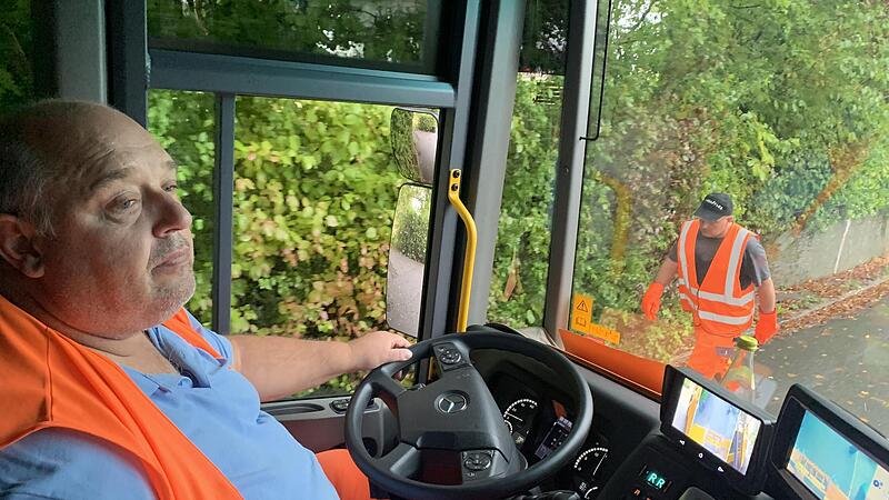 Volker Stoye vom Coburger Entsorgungs- und Baubetrieb hat seine Augen &uuml;berall: W&auml;hrend er das M&uuml;llfahrzeug rangiert, holen seine Kollegen die n&auml;chsten M&uuml;lltonnen herbei. Was hinten am Fahrzeug passiert, kann Volker Stoye dann auf den Displays in s...