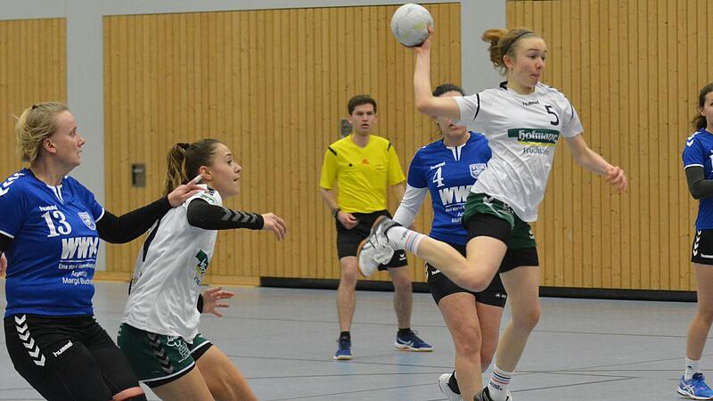 Pia Hein (rechts) von der SG Garitz/Nüdlingen setzt zum Sprungwurf an, beobachtet von ihrer Teamkollegin Anna Franz. Die gegnerische Abwehr ist zu weit weg und auch deshalb gewinnt Garitz/Nüdlingen das Spiel deutlich mit 21:12. Pia Hein (rechts) von der SG Garitz/Nüdlingen setzt zum Sprungwurf an, beobachtet von ihrer Teamkollegin Anna Franz. Die gegnerische Abwehr ist zu weit weg und auch deshalb gewinnt Garitz/Nüdlingen das Spiel deutlich mit 21:12.