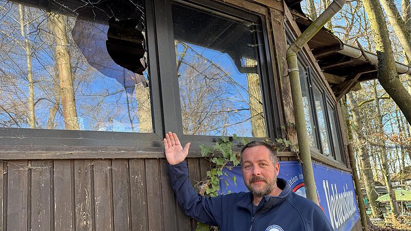 Unter anderem diese Scheibe haben die Unbekannten auf dem Stäffala-Keller im Forchheimer Kellerwald eingeschlagen.