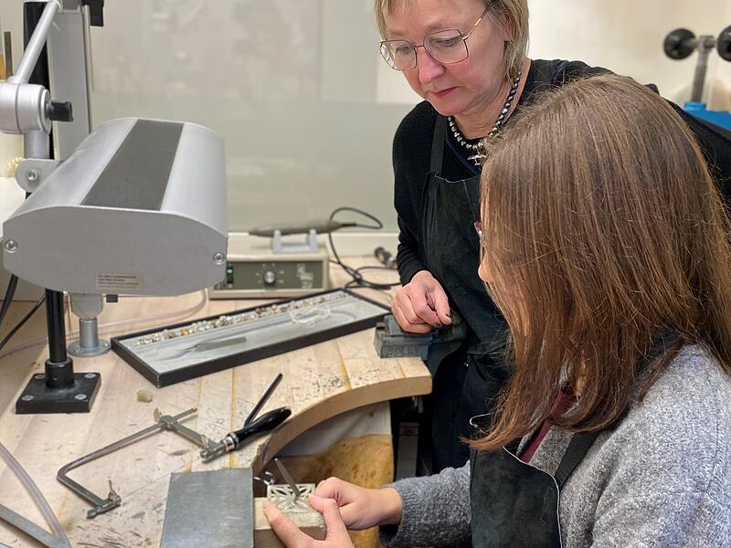 Romy Parente (vorne) und Dorothee Riechardt bei der Arbeit in ihrer Goldschmiede-Werkstatt. Romy Parente (vorne) und Dorothee Riechardt bei der Arbeit in ihrer Goldschmiede-Werkstatt.
