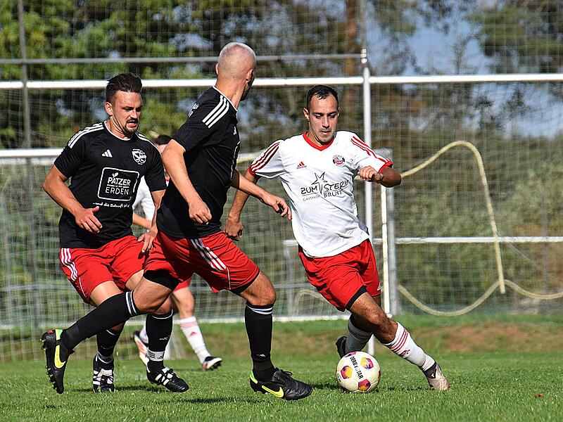 Florian Döll (in Weiß) von der SG Frankenbrunn/Obererthal/Thulba II muss sich in dieser Szene gleich gegen zwei Spieler der SG Bad Brückenau/Römershag behaupten bei der knappen 0:1-Heimniederlage.