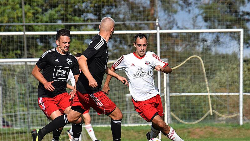 Florian D&ouml;ll (in Wei&szlig;) von der SG Frankenbrunn/Obererthal/Thulba II muss sich in dieser Szene gleich gegen zwei Spieler der SG Bad Br&uuml;ckenau/R&ouml;mershag behaupten bei der knappen 0:1-Heimniederlage.