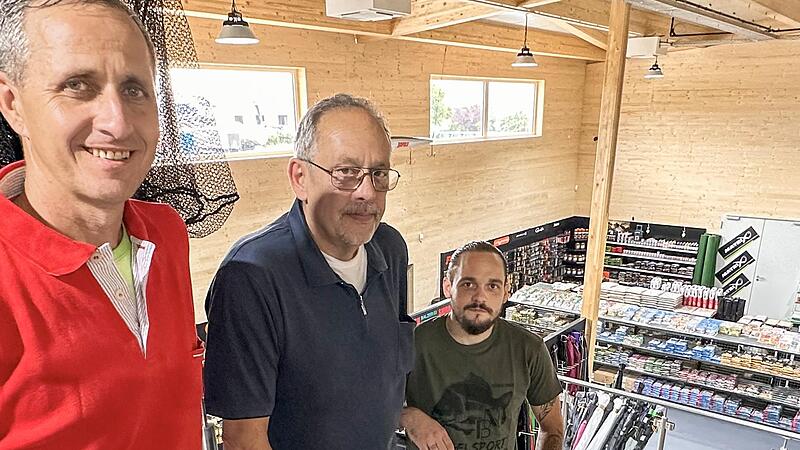 Verdoppeln ihre Ladenfl&auml;chen: Matthias Hinz (l.) verkauft am Heganger 2 in Hallstadt Waffen und Outdoorzubeh&ouml;r, Norbert (M.) und Markus Bleisteiner bieten Anglerbedarf sowie im Seesternla im Erdgeschoss Fischspezialit&auml;ten. Am Samstag laden sie zur...