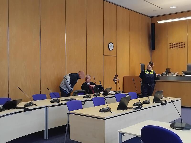 Der Angeklagte mit seinem Verteidiger im Coburger Landgericht