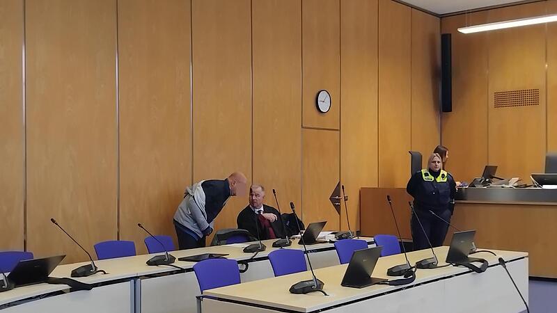 Der Angeklagte mit seinem Verteidiger im Coburger Landgericht Der Angeklagte mit seinem Verteidiger im Coburger Landgericht