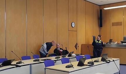 Der Angeklagte mit seinem Verteidiger im Coburger Landgericht