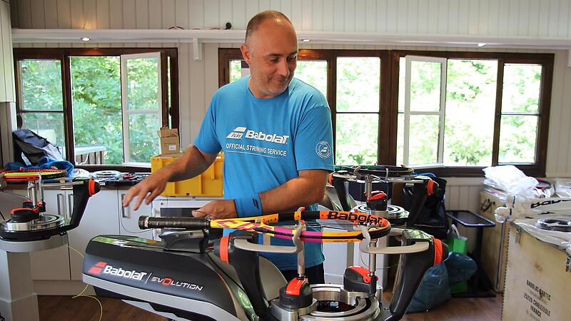 Thomas Ochs bespannt einen Schläger auf einer Maschine, wie sie auch in Wimbledon zum Einsatz kommt. 8000 Euro kostet das Gerät. Thomas Ochs bespannt einen Schläger auf einer Maschine, wie sie auch in Wimbledon zum Einsatz kommt. 8000 Euro kostet das Gerät.