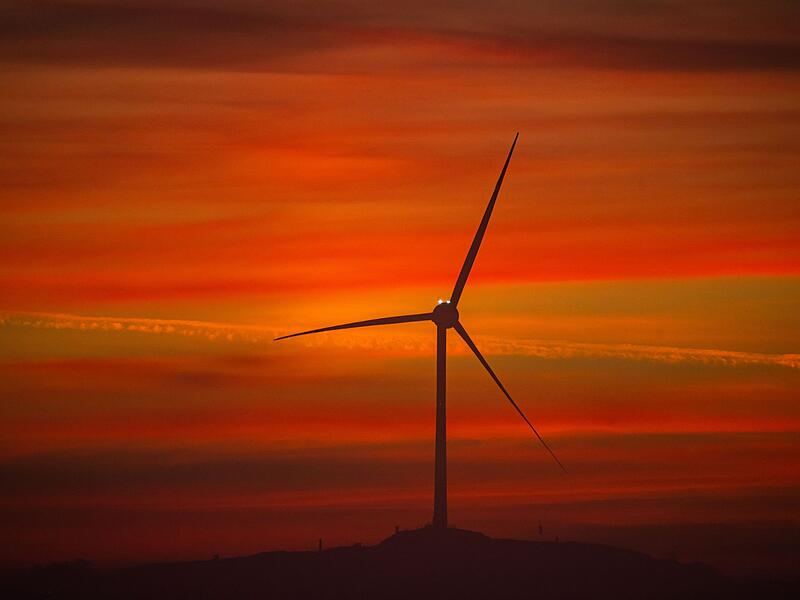 Sonnenaufgang hinter Windrad Sonnenaufgang hinter Windrad