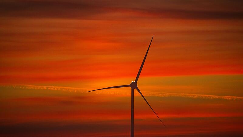 Sonnenaufgang hinter Windrad